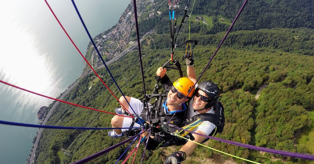 Two short pulses generated when input goes high - Two People Paragliding Together Two short pulses generated when input goes high - Two People Paragliding Together