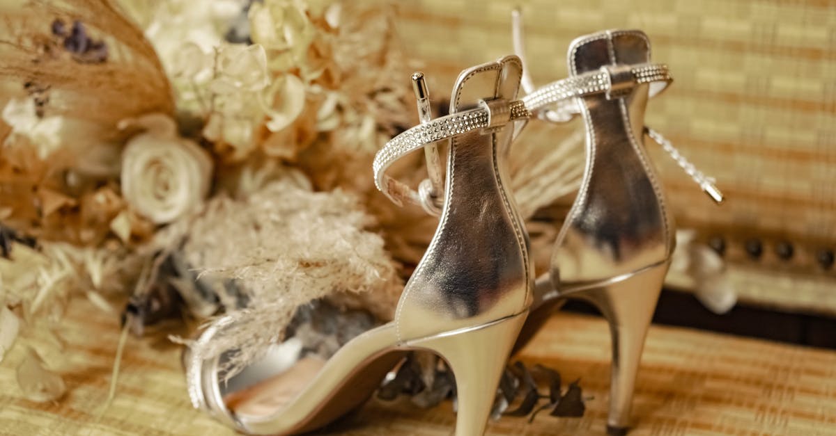 Uh, what is that? That's not Madden - zapatos de novia con ramo de flores Uh, what is that? That's not Madden - zapatos de novia con ramo de flores