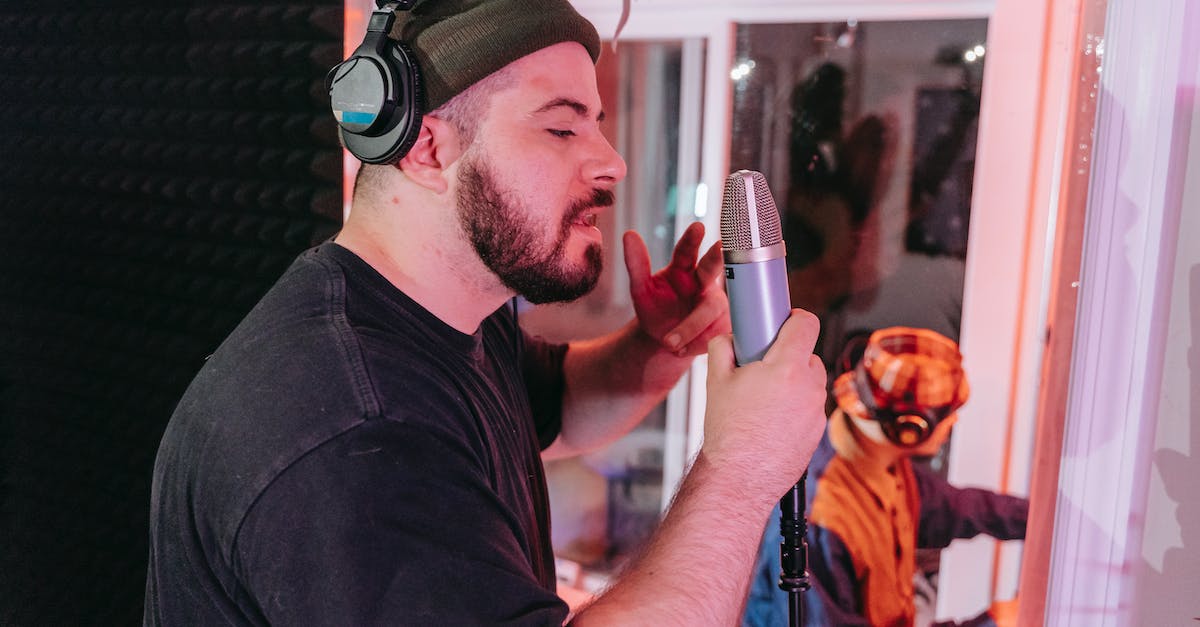 USB MIC w/ 3.5mm Headphones - Man in Black Crew Neck T-shirt Holding Microphone