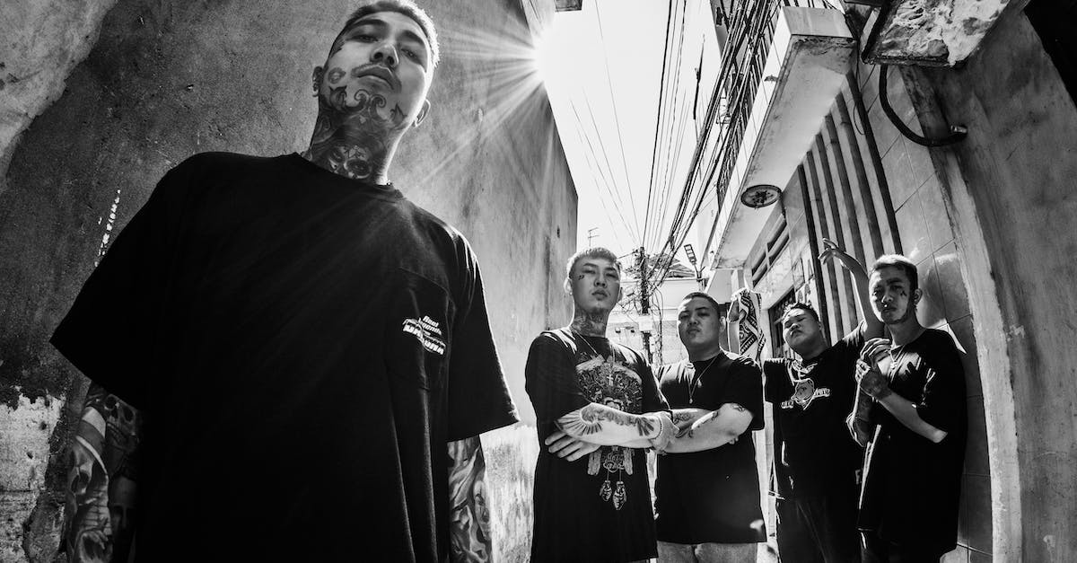 Watch_dogs gang hideouts don't appear - Confident Asian friends with tattoos on street in sunbeams