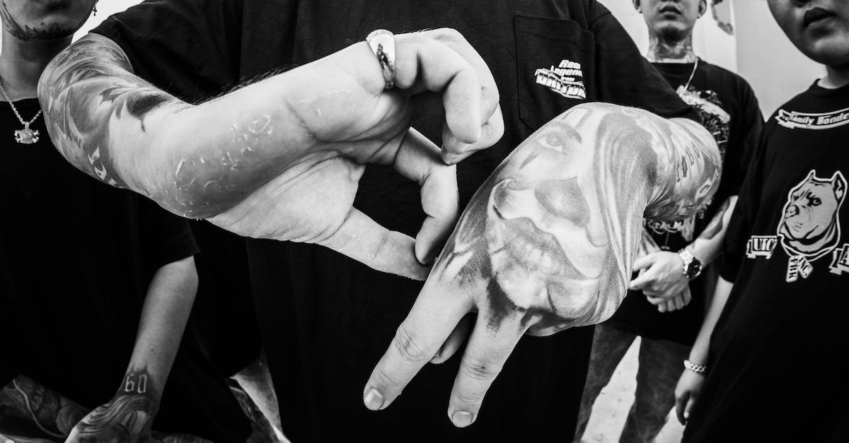 Watch_dogs gang hideouts don't appear - Crop cool man showing tattoo between Asian friends on street