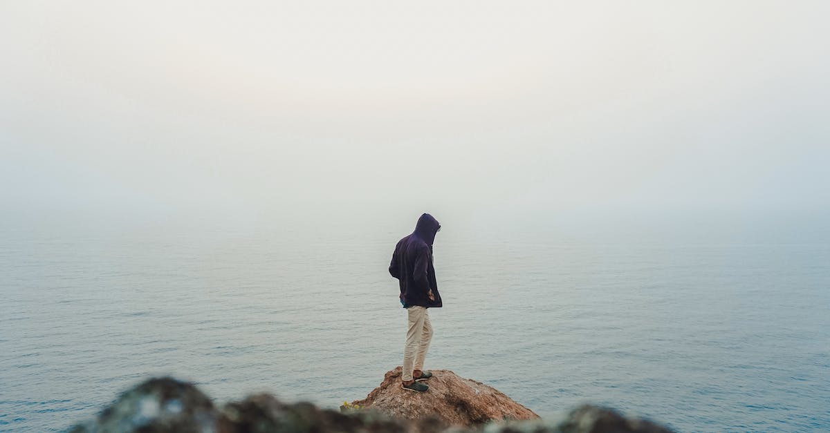 What's the difference between Solo and Multiplayer in Elite? - Man Standing on Sea Cliff What's the difference between Solo and Multiplayer in Elite? - Man Standing on Sea Cliff