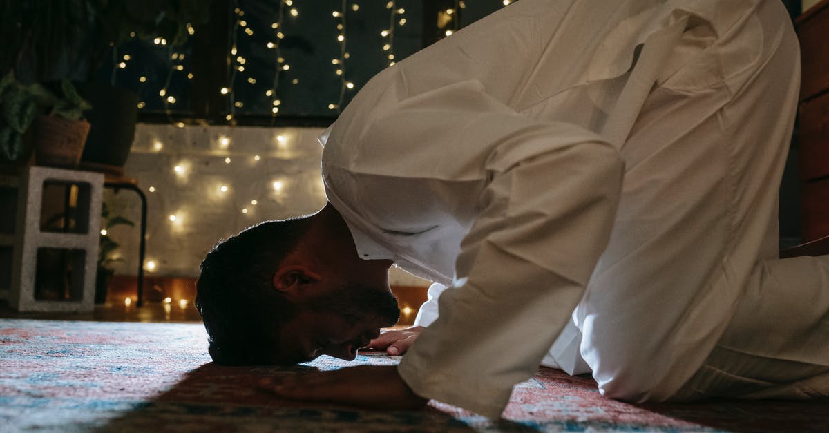 What are the benefits and disadvantages of having multiple religious heads as landed vassals? - Man in White Thobe Praying