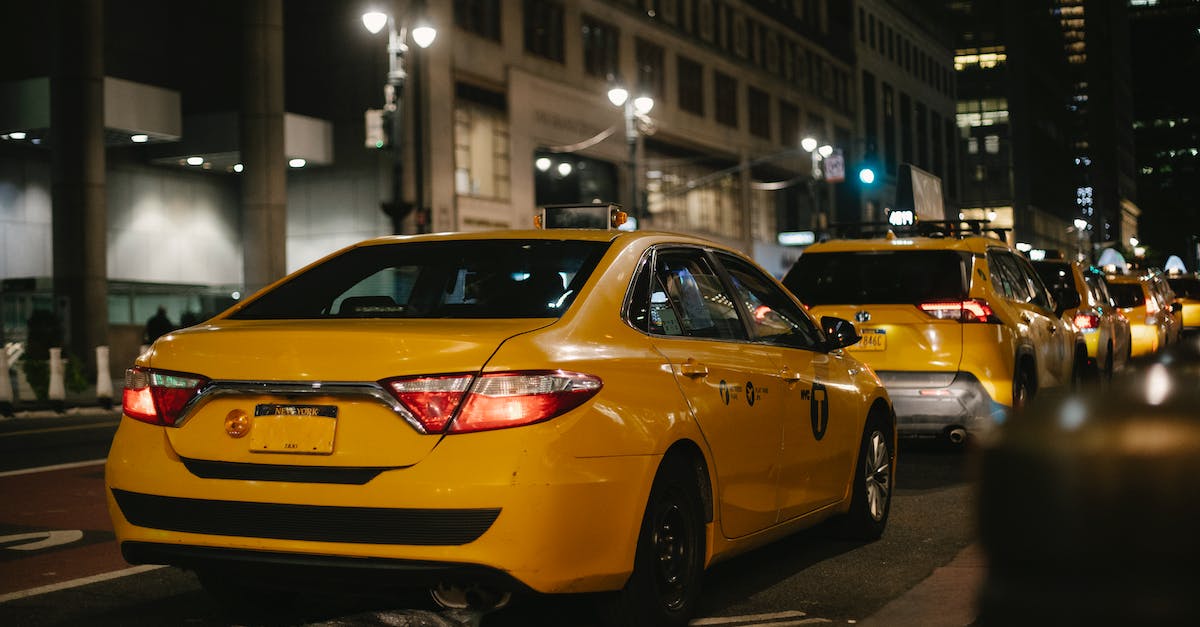 What are the hotkeys to move units? - Yellow cabs driving along road at night