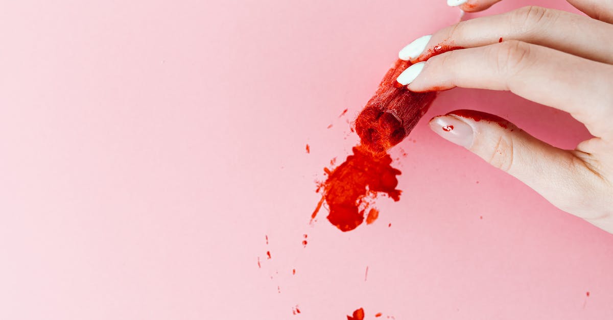 What counts as 'close combat' in Hitman: Blood Money? - Person Holding Red and Black Textile