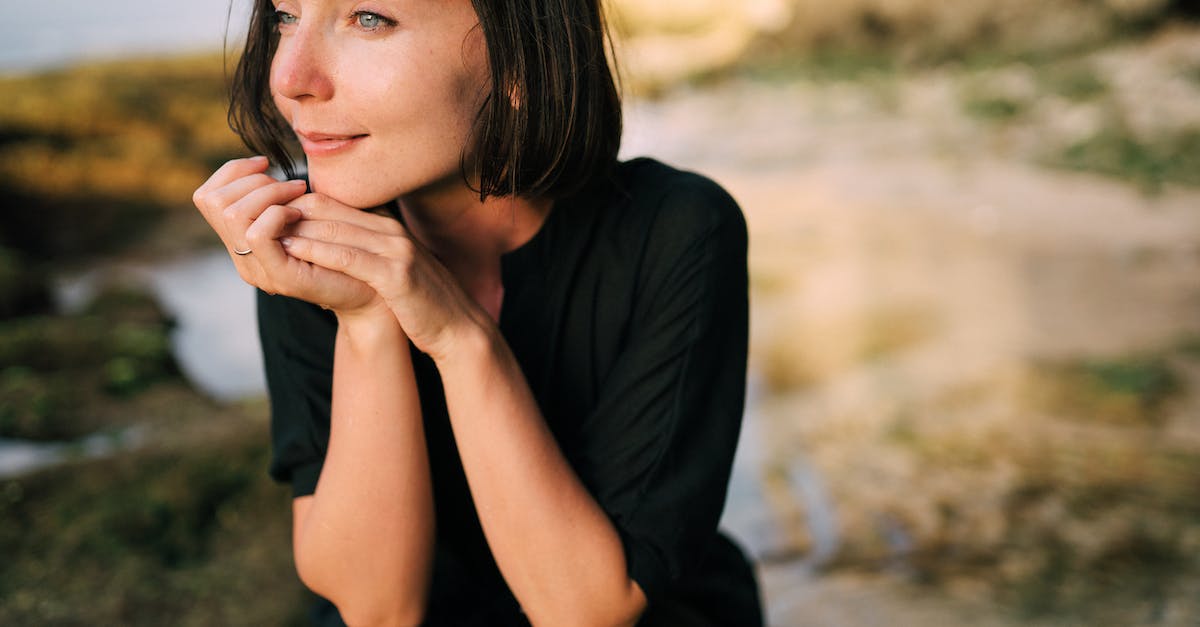 What defines "Looking an Enderman in the eye"? - Woman in Black Long Sleeve Shirt What defines "Looking an Enderman in the eye"? - Woman in Black Long Sleeve Shirt