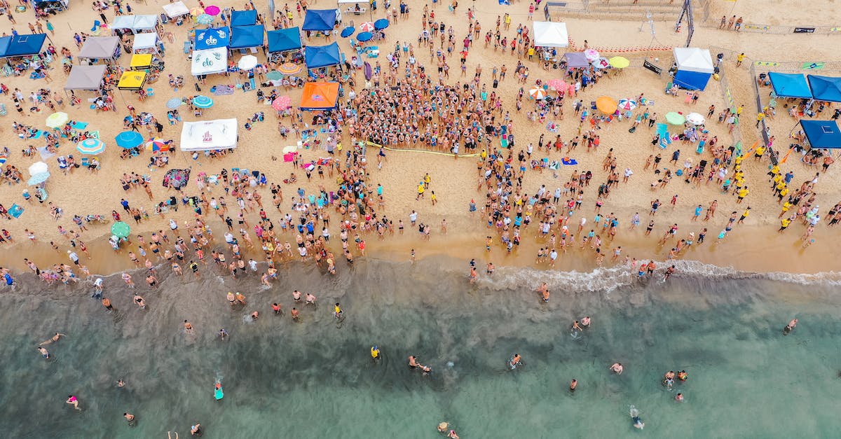 What determines how many catapults spawn in a lane? - Crowd of people on tropical beach What determines how many catapults spawn in a lane? - Crowd of people on tropical beach