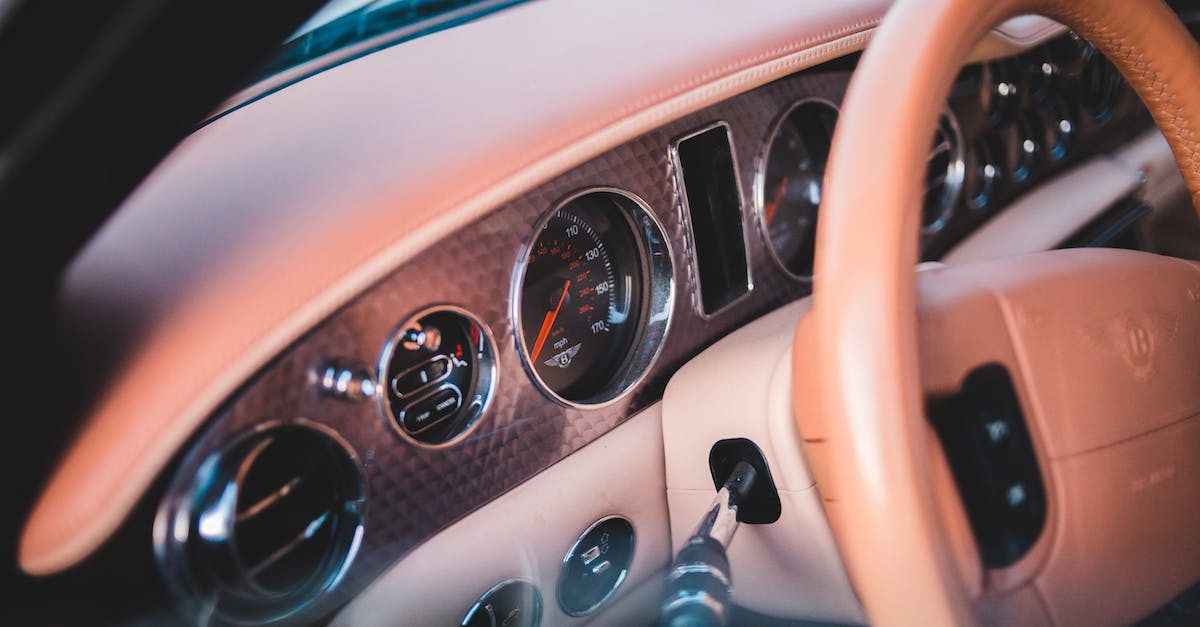 What do the colored steering wheel icons signify in multiplayer? - Inside Bentley Car