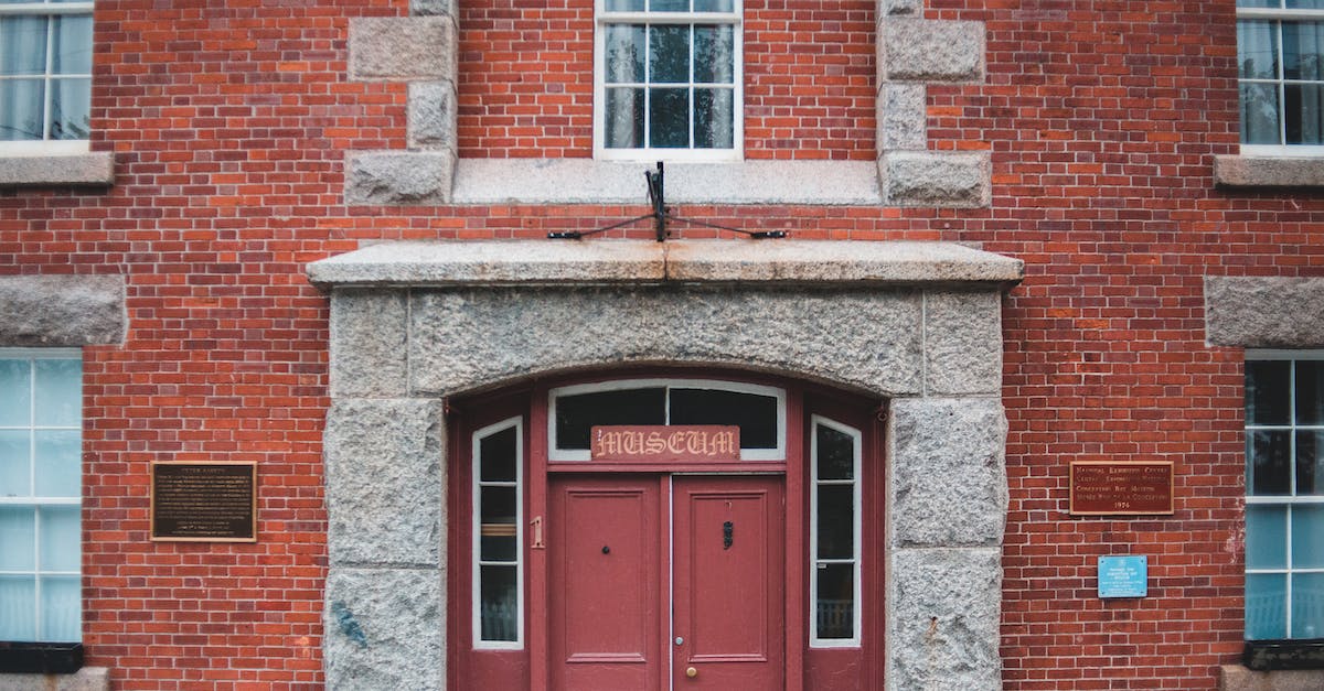 What does a red icon mean in TF2 on the killboards? - Brick building with inscription Museum above front door