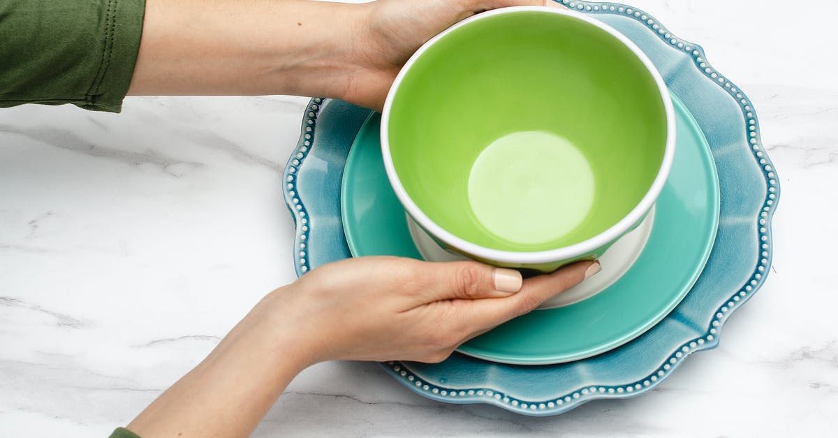 What does Recette say when placing down an item? - Hands Placing Green Bowl on Blue Plate