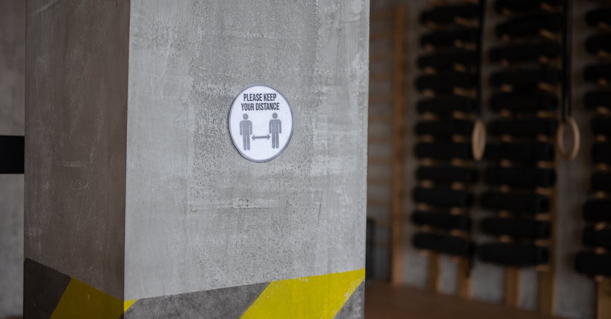 What does the grey arrow on the minimap mean? - Sign showing distance during COVID 19 pandemic in gym What does the grey arrow on the minimap mean? - Sign showing distance during COVID 19 pandemic in gym