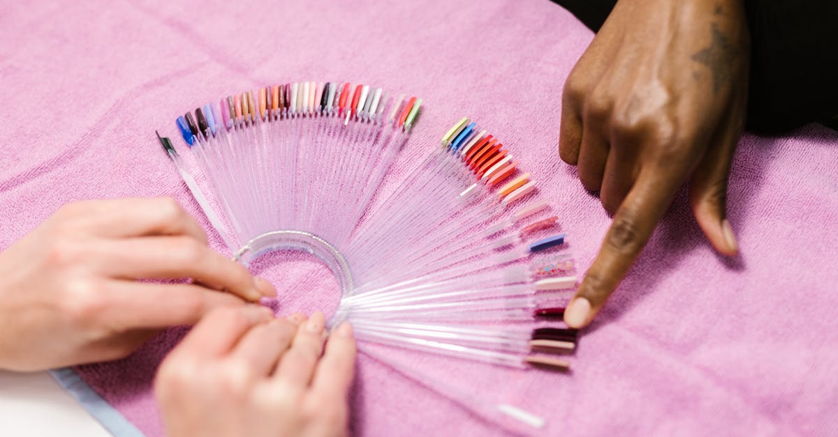 What factors contribute to Leona not being chosen by pro teams in the LCS 2015? - Finger Pointing at Nail Color Palette