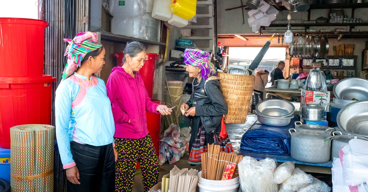 What happens with excess items if my bag is full, and what should I do to avoid losing items? - Smiling Asian vendor speaking with shopper in market