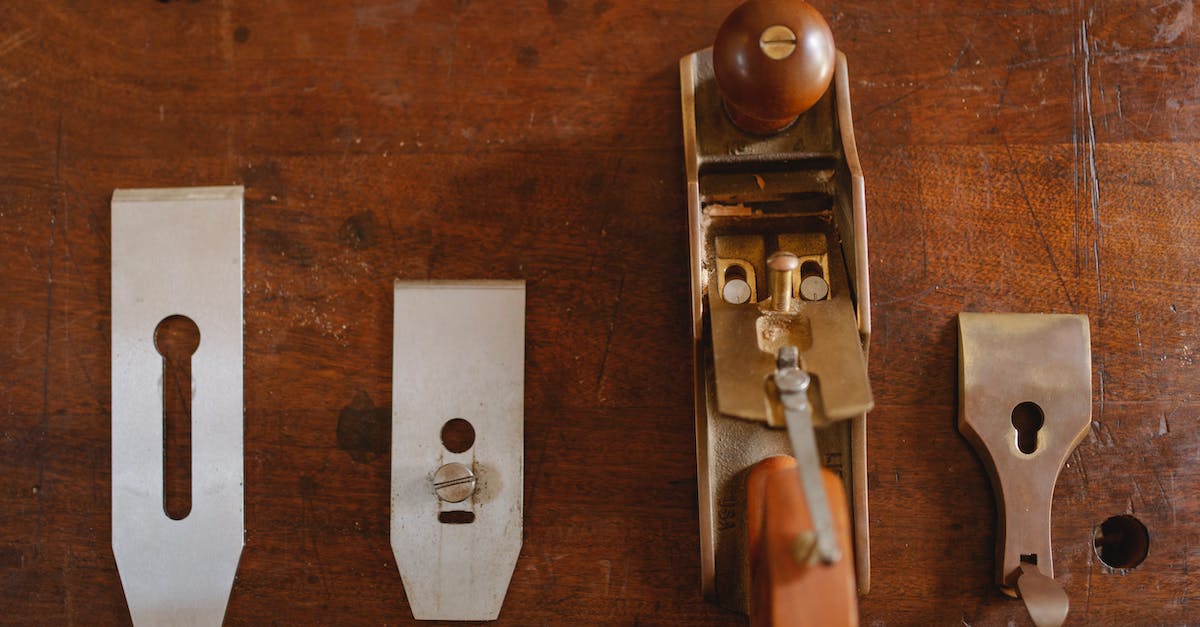 What is craft unloading and how should it be handled? - Top view composition of professional planer with wooden handles placed on workbench with set of metal knives in carpentry workshop