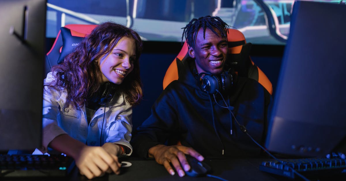 What is Storage Usage of XBOX-360 E 4GB/ E 500GB and Play without Internet? - Man and Woman Smiling While Playing Videogame What is Storage Usage of XBOX-360 E 4GB/ E 500GB and Play without Internet? - Man and Woman Smiling While Playing Videogame