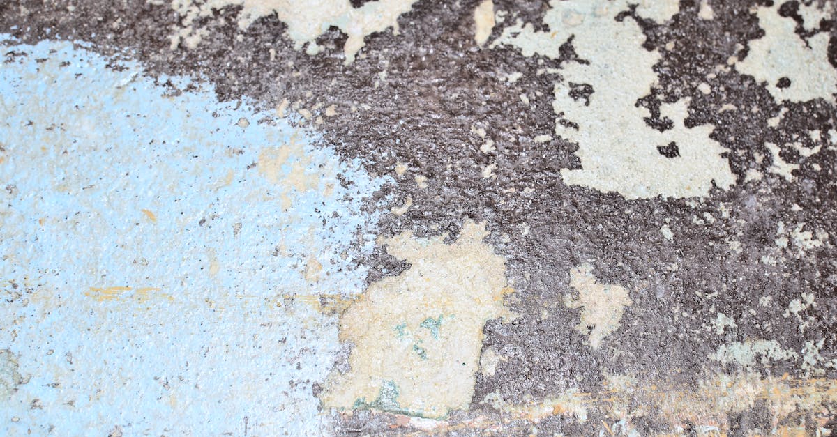 What is the best way to destroy spiked walls in Rust? - Old shabby wall with cracked paint