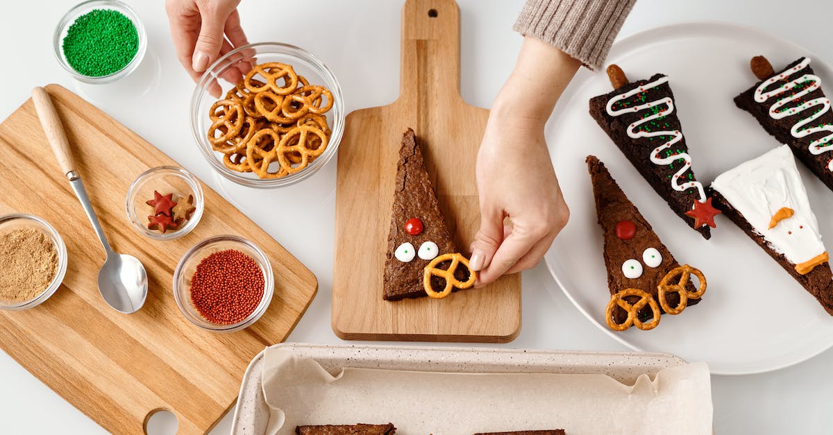 What is the crafting recipe for these taunts? - Top View of a Person Decorating a Triangle Shaped Cake What is the crafting recipe for these taunts? - Top View of a Person Decorating a Triangle Shaped Cake