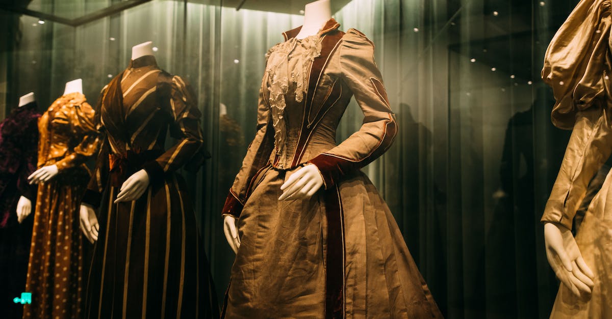 What is the difference between a Mannequin and a Womennequin? - Showcase with collection of aged style costumes What is the difference between a Mannequin and a Womennequin? - Showcase with collection of aged style costumes