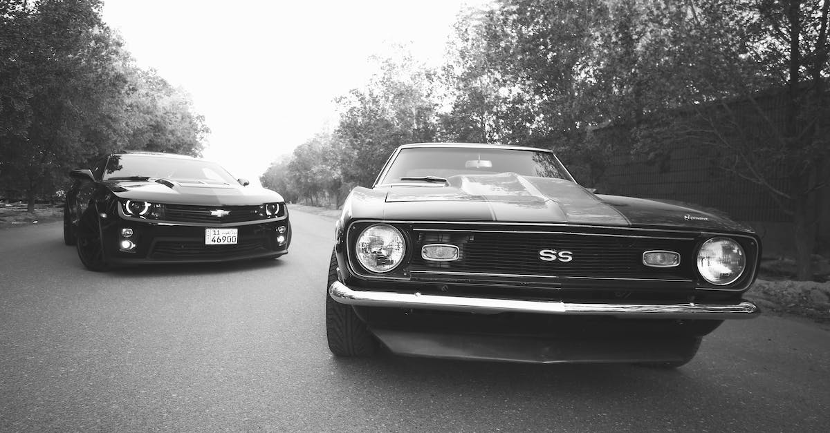 What is the difference between Fulgore and Spinal auto triples? - Modern and retro cars on asphalt road