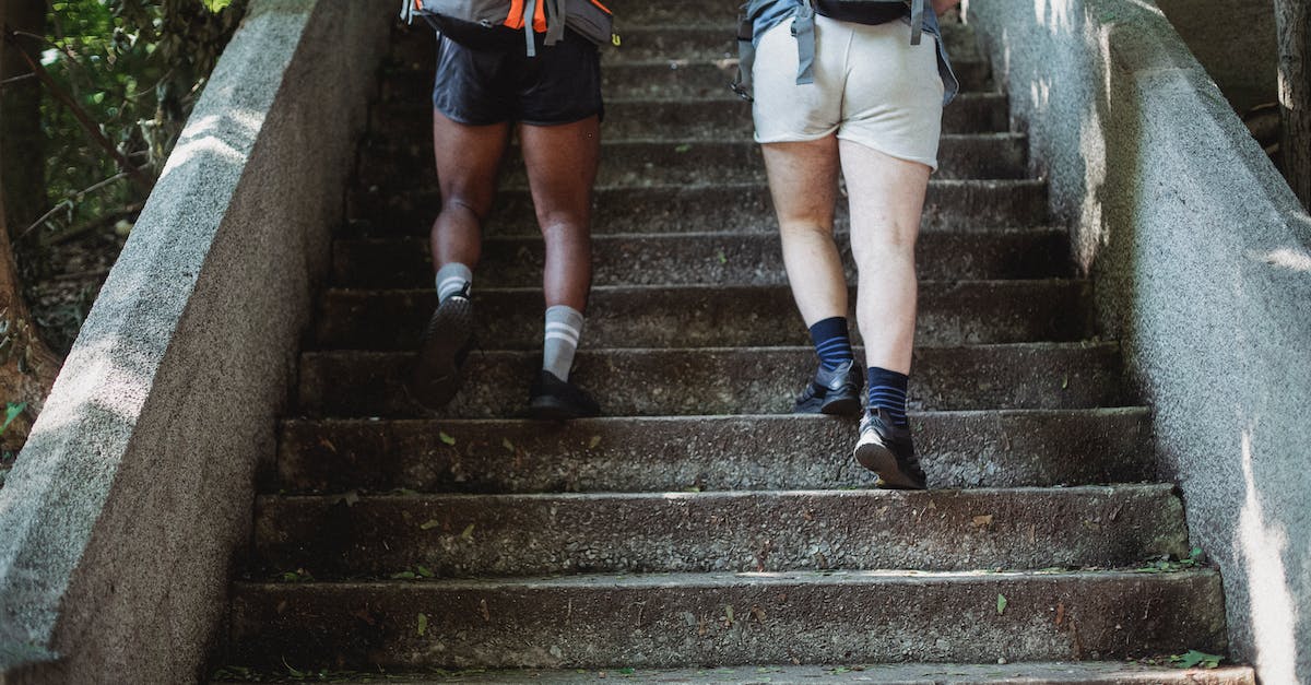 What is the fastest way to level up in Dragon Age: Inquisition multiplayer? - Travelers walking up stairs in park