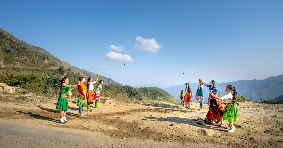What is the native resolution for this game? - Local kids playing with balls in countryside