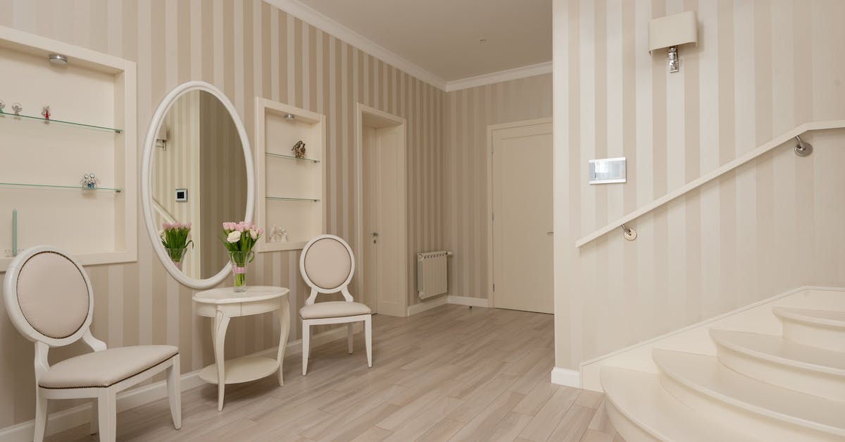 What is this large room with an assortment of monsters, a swarm of bees, and some items? - Interior of classic hallway with armchair