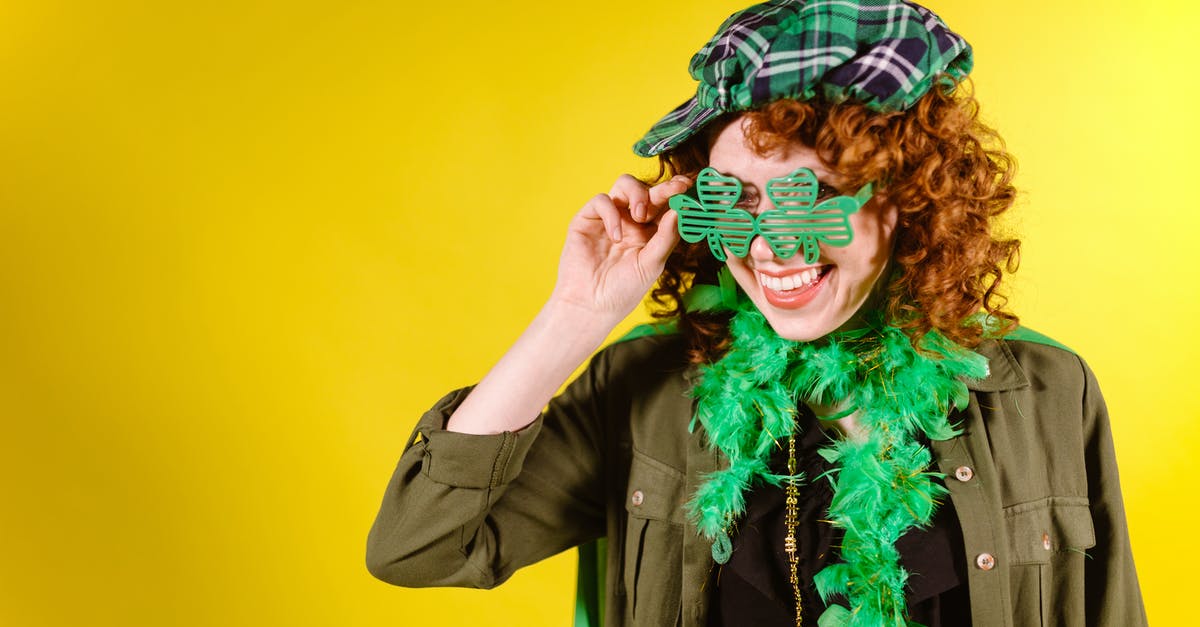 What is this yellow icon in the bottom right of my character portrait? - A Woman with a Clover Design Eyewear