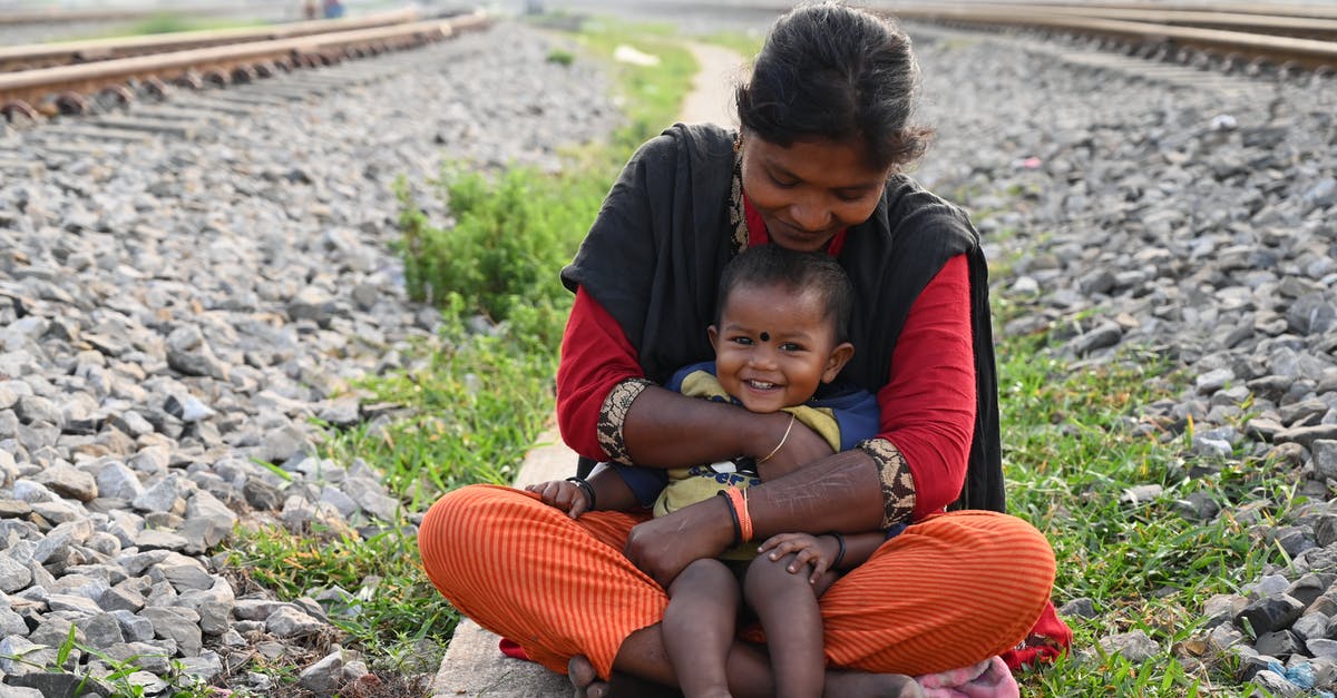 What mods can you put in clothing in 7 Days to Die? - Woman hugging a baby What mods can you put in clothing in 7 Days to Die? - Woman hugging a baby