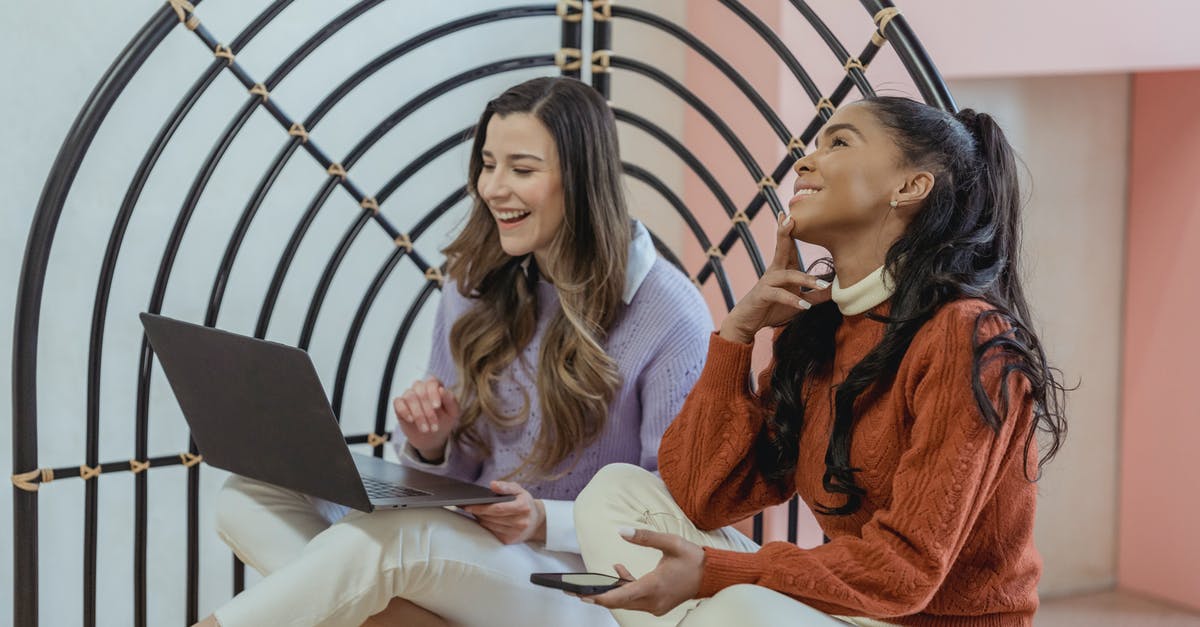 What online modes are available in Team Sonic Racing? - Cheerful diverse girlfriends using laptop and smartphone