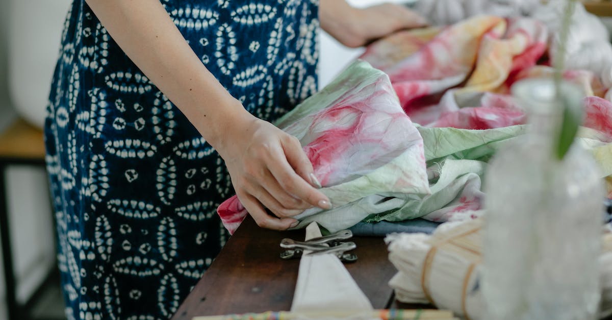 What rarity does each of the loot color represent? - Woman with Color Fabric at Workshop