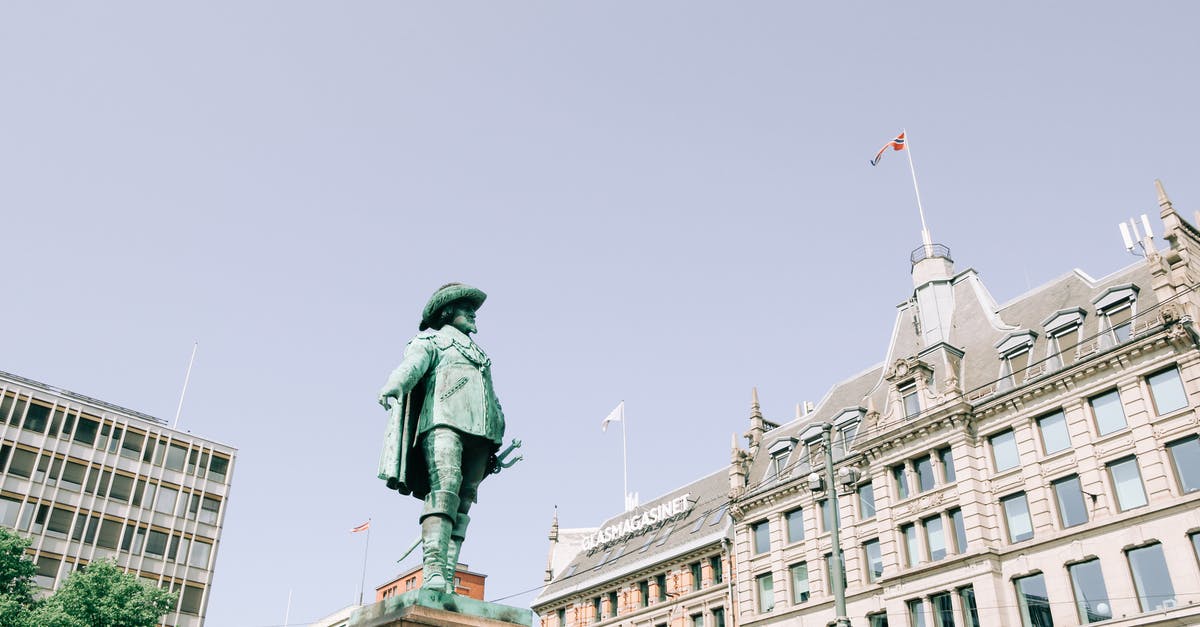 When does the Tyranny of King Washington take place? - Sculpture of Danish King in modern city