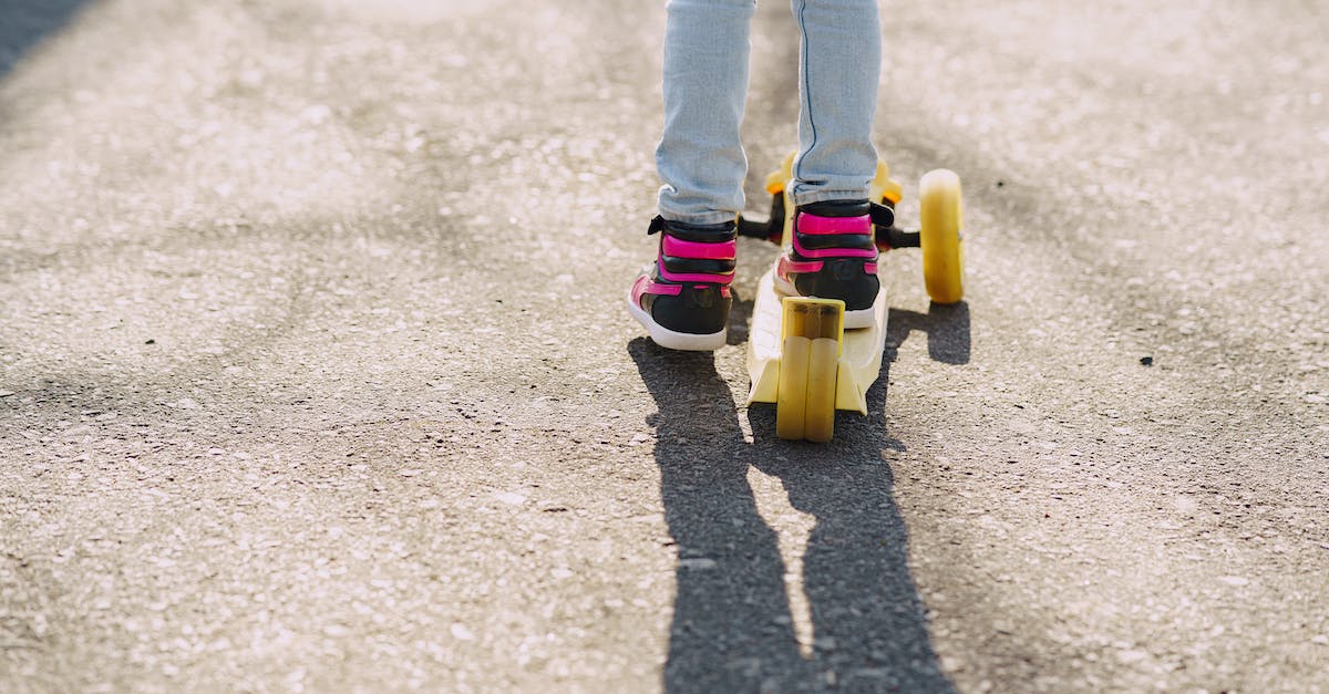 Why can't I link Abel's Step Kick into cl.HP or cl.MP? - Back view of crop unrecognizable little child in jeans and sneakers ridding kick scooter on asphalt path in sunny day