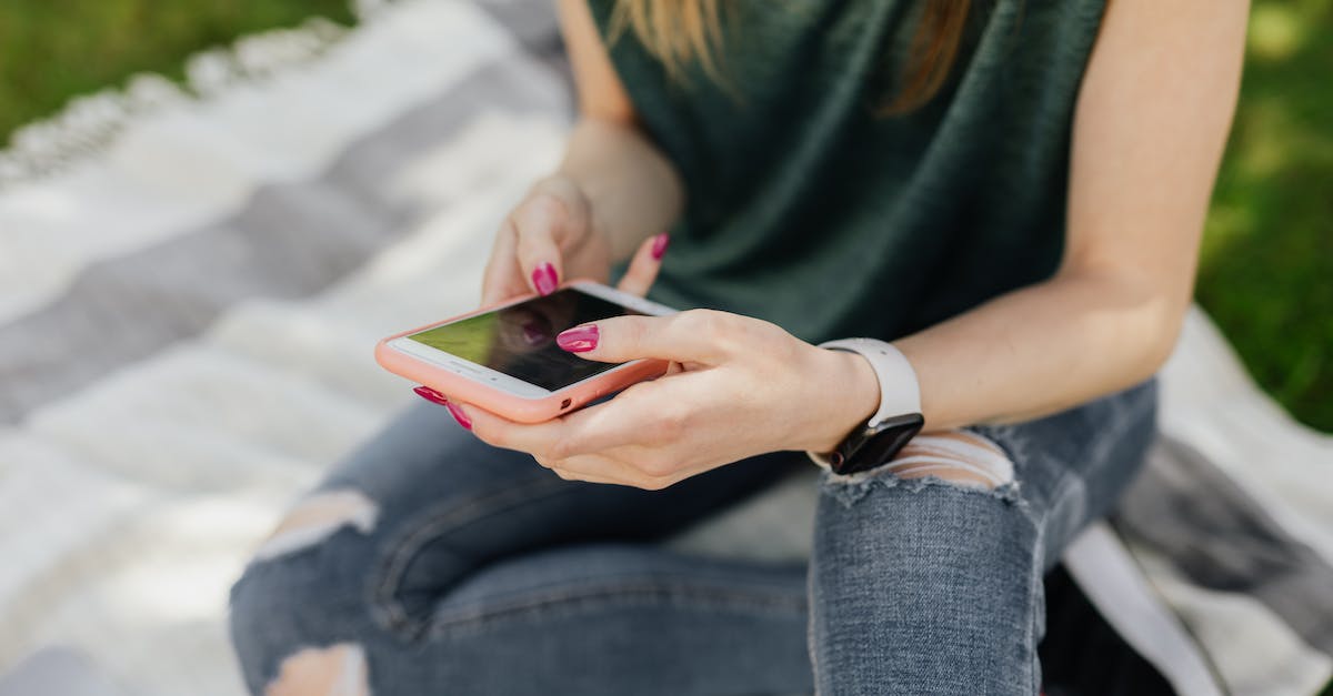 Why can't I scroll the camera wihile using FRAPS? - Crop lady using mobile while sitting in park Why can't I scroll the camera wihile using FRAPS? - Crop lady using mobile while sitting in park