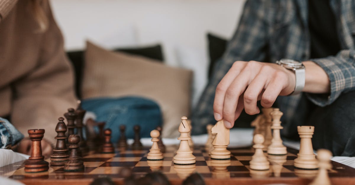 Why do higher level players move between each attack? [duplicate] - People Playing a Game of Chess