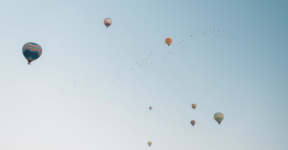 Why do I sometimes experience a delay despite a very low ping? - Colorful hot air balloons flying in cloudless sky