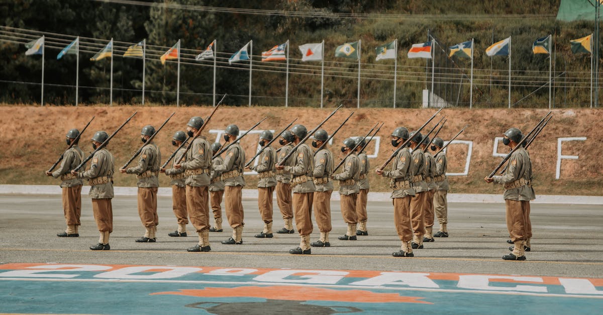 Why do Wizards use 1-hand weapons if 2-hand weapons hit harder? - Soldiers Standing in Rows at a Parade Why do Wizards use 1-hand weapons if 2-hand weapons hit harder? - Soldiers Standing in Rows at a Parade