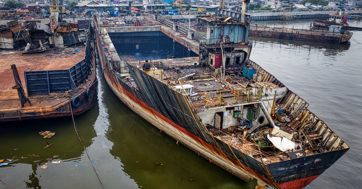 Why does nunu stay hidden after he completes channeling and deals damage with his ultimate/ - Old ship moored on pier in port