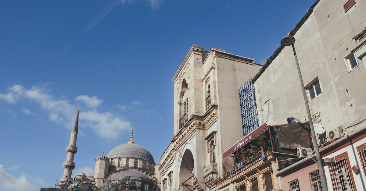 Why does the castle turn blue? - Gray and White Painted Mosque Senery Why does the castle turn blue? - Gray and White Painted Mosque Senery