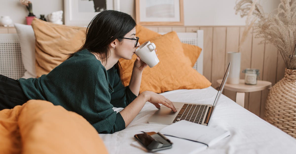 Why does this bed work for me but not for someone else? - Woman using laptop and drinking beverage in bed Why does this bed work for me but not for someone else? - Woman using laptop and drinking beverage in bed