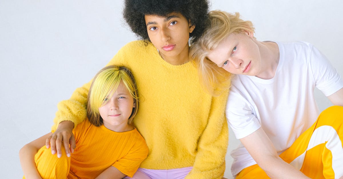 Why doesn't Droggeljug like yellow broccoli? - Diverse teenage friends with unusual hairstyles looking at camera on white background of studio Why doesn't Droggeljug like yellow broccoli? - Diverse teenage friends with unusual hairstyles looking at camera on white background of studio