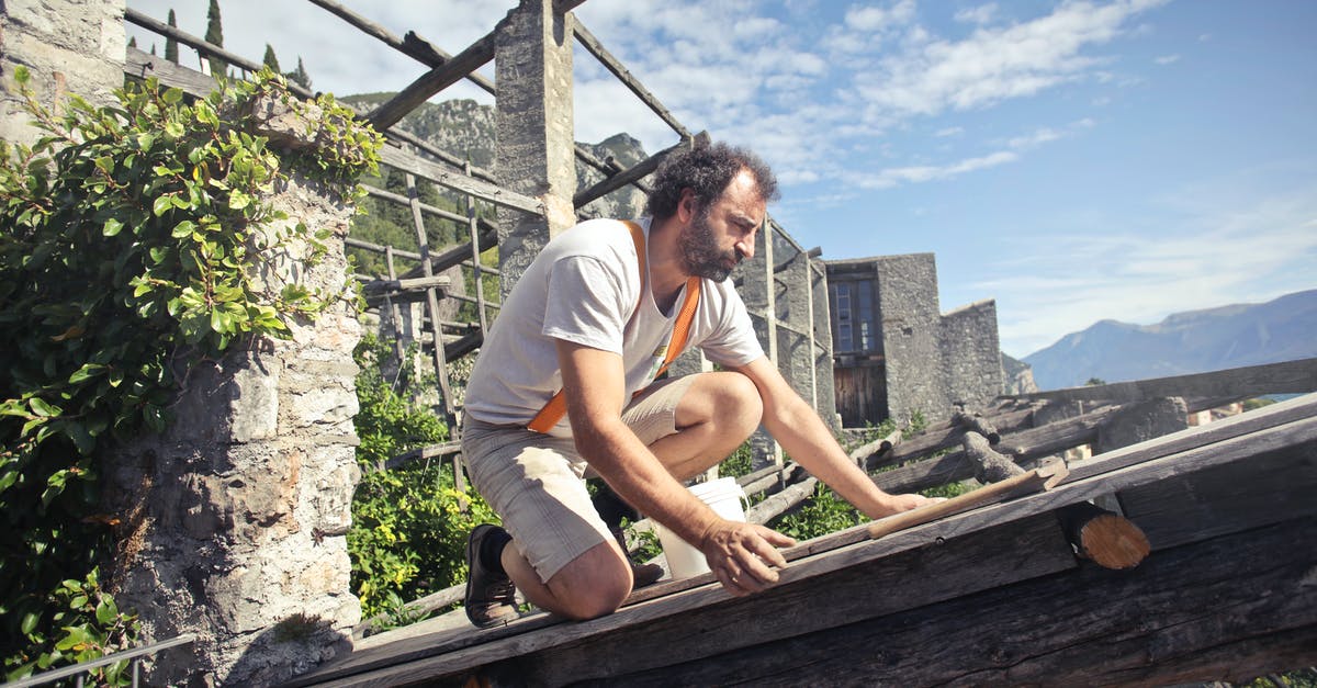 Why doesn't the Pokémon Go installation work? - Focused man building roof of wooden construction
