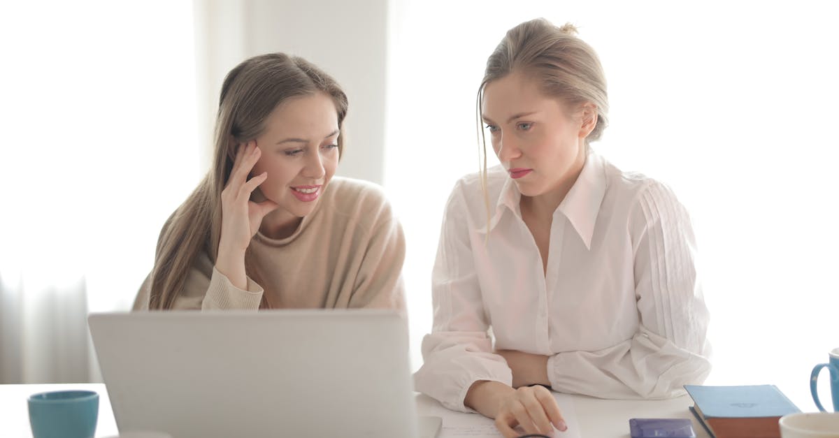 Wireless Xbox 360 controller for PC receiver does not automatically turn on after startup - Female workers in casual outfit sitting together at table in bright workplace and thinking of business strategy